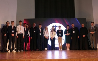 Laureatom 10. pierwszych miejsc nagrody wręczali (od prawej) Kacper Lawera, ks. Marek Adamczyk, ks. Dariusza Kowalczyk, Aneta Rayzacher-Majewska i ks. Piotr Tomasik.