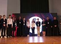Laureatom 10. pierwszych miejsc nagrody wręczali (od prawej) Kacper Lawera, ks. Marek Adamczyk, ks. Dariusza Kowalczyk, Aneta Rayzacher-Majewska i ks. Piotr Tomasik.