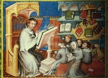 Szkoła klasztorna augustianów w Paryżu na średniowiecznej miniaturze: mnich na ambonie czyta lekturę młodym – duchownym (z tonsurami) i świeckim.