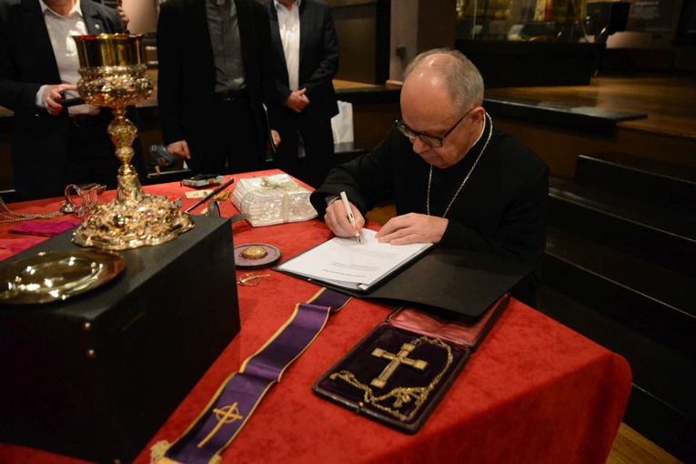 Przekazanie pamiątek po bp. Józefie Nathanie