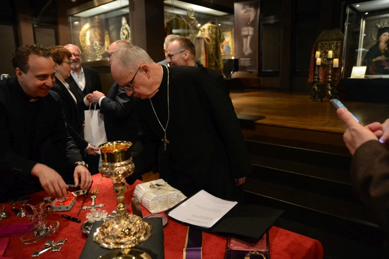 Przekazanie pamiątek po bp. Józefie Nathanie