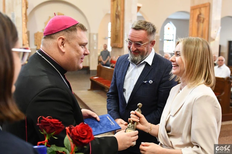 Człowiek Człowiekowi A.D. 2024