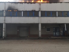 Katowice. Gaszenie pożaru hali z hulajnogami może potrwać nawet kilkanaście godzin