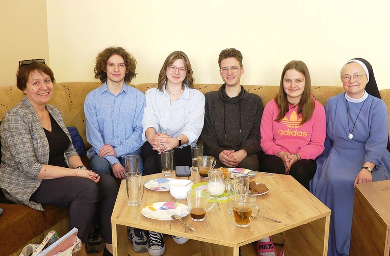 Od lewej: katechetka Dorota Kania, Piotr Janas, Maria Janik, Krzysztof Matuszny, Marta Polok i s. Mariam.