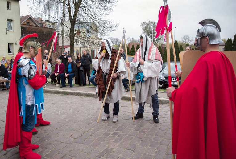 Przedstawienie wyciągnęło z domów  nie tylko najmłodszych.