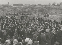 Pawiak, ul. Dzielna, w tle KL Warschau.  Zaduszki, 2 listopada 1946 r.