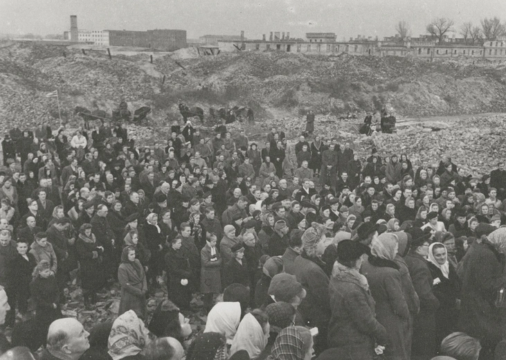 Pawiak, ul. Dzielna, w tle KL Warschau.  Zaduszki, 2 listopada 1946 r.