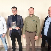 Pasjonaci dziejów regionu łączą siły (od lewej: Michał Filipowicz, ks. Rafał Igielski, Bartłomiej Sołtys i Janusz Kieblesz).