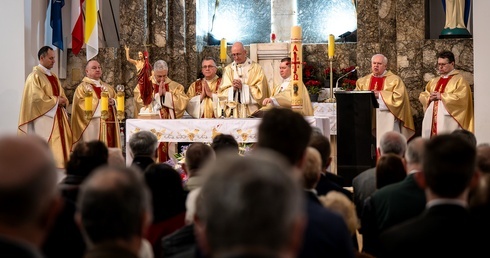 - Co by nam, współczesnym, powiedziały dzisiaj ofiary Katynia? Co by nam powiedzieli tragicznie zmarli pod Smoleńskiem? Czy nie przypominaliby o pilnej potrzebie wychowywania nowego pokolenia - pytał podczas homilii abp Galbas.