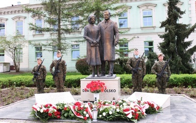 Delegacje złożyły kwiaty pod pomnikiem Lecha i Marii Kaczyńskich.