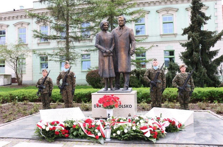 Delegacje złożyły kwiaty pod pomnikiem Lecha i Marii Kaczyńskich.
