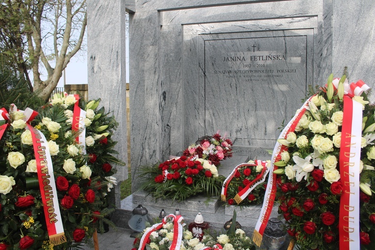 Grób senator Fetlińskiej na cmentarzu komunalnym w Ciechanowie.