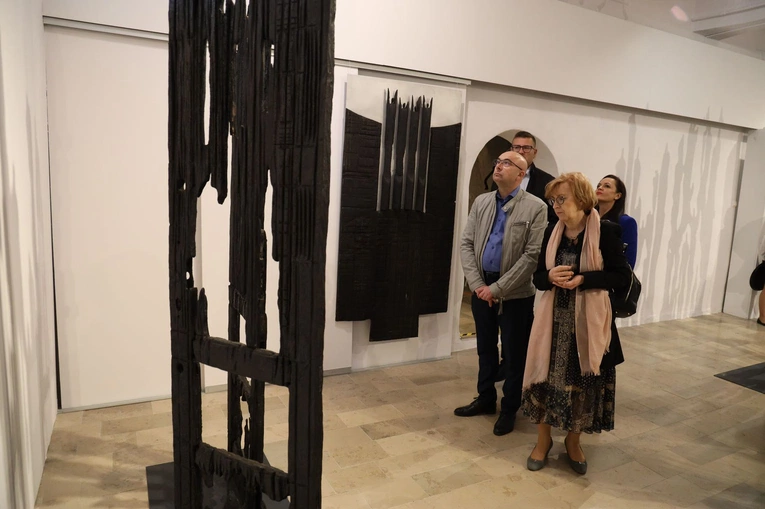 Prace prof. Wincentego Kućmy na wystawie w Sandomierzu