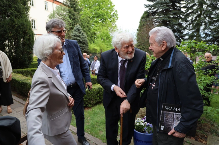 Prace prof. Wincentego Kućmy na wystawie w Sandomierzu