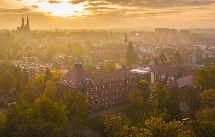 Rybnik. Będą nowe studia. Akademia Śląska otwiera kierunek "pielęgniarstwo"