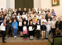 Laureaci z bp. Markiem Solarczykiem, organizatorami i opiekunami.