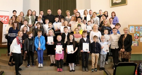 Laureaci z bp. Markiem Solarczykiem, organizatorami i opiekunami.