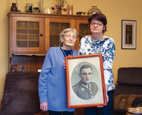 Teresa Waliszewska i Sonia Malinowska, córka i wnuczka, Józefa Stargali, z jego zdjęciem z okresu, kiedy odbywał służbę wojskową.