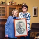 Teresa Waliszewska i Sonia Malinowska, córka i wnuczka, Józefa Stargali, z jego zdjęciem z okresu, kiedy odbywał służbę wojskową.
