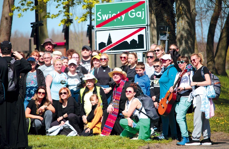 Pątnicy wędrujący do Świętego Gaju muszą być przygotowani na każdy rodzaj pogody. Zdarzało się bowiem że towarzyszyło im letnie słońce, a w innych latach nawet opady śniegu.