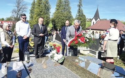 Składanie kwiatów na góreckim cmentarzu. Pierwsza z lewej: Anna Fenby-Taylor.