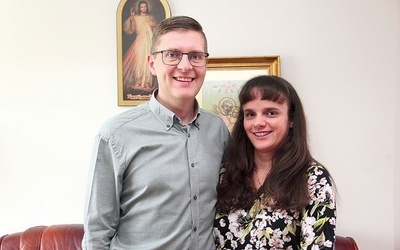 	Natalia i Arkadiusz Snochowie – modlitewni rodzice adopcyjni niemałej gromadki dzieci.