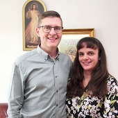 	Natalia i Arkadiusz Snochowie – modlitewni rodzice adopcyjni niemałej gromadki dzieci.