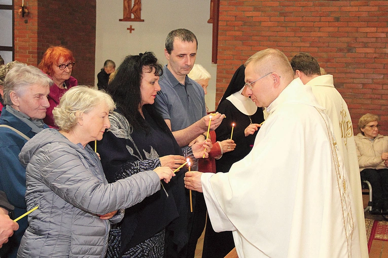 Kapłani przekazywali kandydatom do duchowej adopcji płomień paschału.