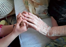 	By śledzić działalność Kliki w Charkowie, warto polubić ten profil na Facebooku. Na zdjęciu dłonie Zoi, schowane w dłoniach Polki.