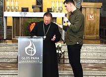 	Przed katechezą zgromadzeni, na czele z liderem Marcinem Zielińskim, otoczyli metropolitę łódzkiego modlitwą.