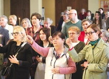 Osoby zobowiązujące się do modlitwy za nienarodzonych i ich rodziców złożyły swe przyrzeczenia z płonącą świecą w dłoni.