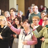 Osoby zobowiązujące się do modlitwy za nienarodzonych i ich rodziców złożyły swe przyrzeczenia z płonącą świecą w dłoni.