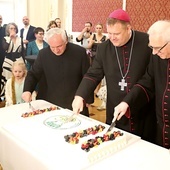 Przez pół wieku blisko 450 tysięcy osób przeszło drogę formacji lub przynajmniej raz uczestniczyło w rekolekcjach wakacyjnych. Oczywiście podczas świętowania nie zabrakło tortu.