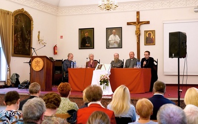 Paneliści zachęcali do łączenia modlitewnej lektury świętych ksiąg z poszerzaniem wiedzy  na ich temat.