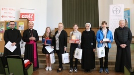 Laureaci z bp. Markiem Solarczykiem, ks. Markiem Adamczykim (z prawej), ks. Mariuszem Chamerskim i opiekunkami.