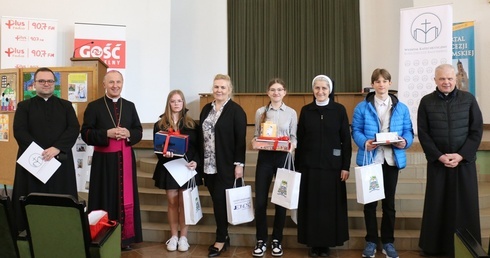 Laureaci z bp. Markiem Solarczykiem, ks. Markiem Adamczykim (z prawej), ks. Mariuszem Chamerskim i opiekunkami.