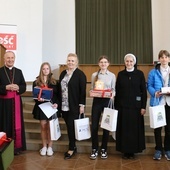 Laureaci z bp. Markiem Solarczykiem, ks. Markiem Adamczykim (z prawej), ks. Mariuszem Chamerskim i opiekunkami.