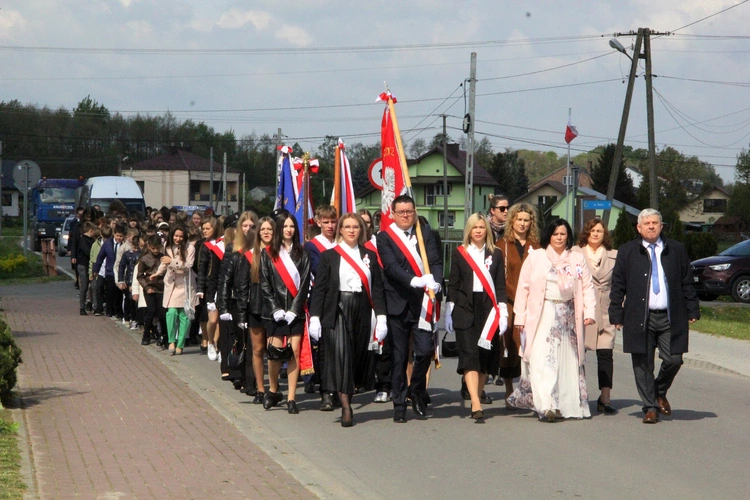 Dulcza Wielka. Nadanie szkole imienia