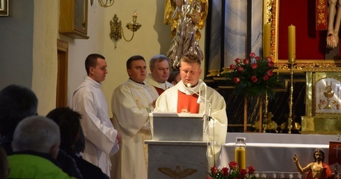 Msza święta w kościele w Radoszczycach.