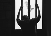 Abp Baturi: Bóg dociera także do więziennej celi