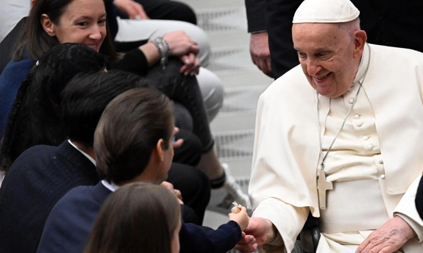 Papież: młodzi potrzebują ewangelizacji przez edukację