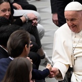 Papież: młodzi potrzebują ewangelizacji przez edukację