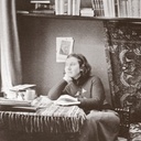 Etty Hillesum w swoim pokoju przy Gabriël Metsustraat 6, około 1939 r.