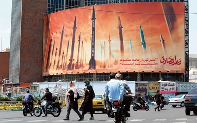 Billboard z irańskimi rakietami umieszczono na ulicy w Teheranie 20 kwietnia 2024 r., dzień po izraelskim ataku odwetowym.
