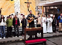 Wspólnota młodzieży z ks. Marcinem Hałasem zaprosiła do wspólnego wielbienia Pana Boga.
