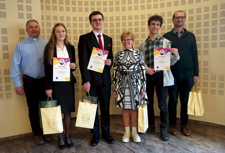 Finaliści: Radosław Henkiel (w środku), Hanna Markefka i Oskar Kiedos ze swoimi katechetami.