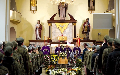 W ostatniej drodze zmarłemu towarzyszyła najbliższa rodzina  i m.in. harcerze. 