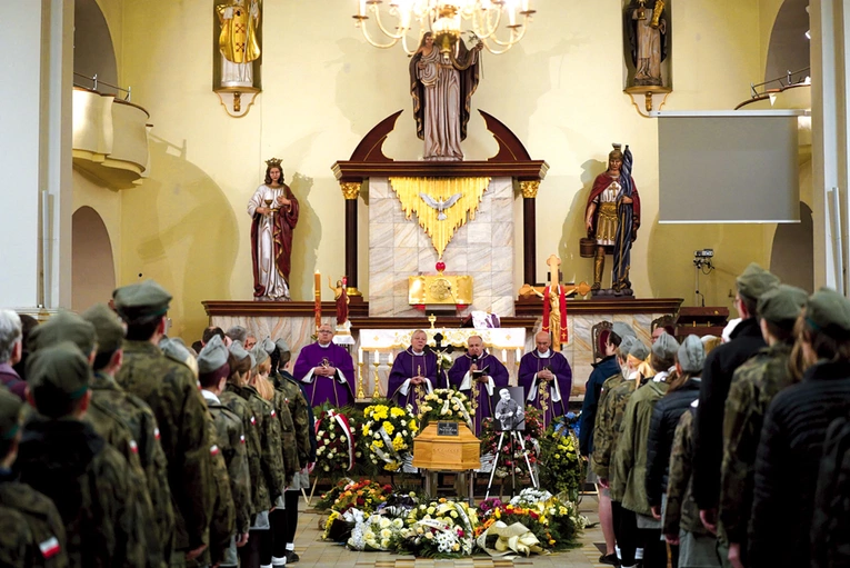 W ostatniej drodze zmarłemu towarzyszyła najbliższa rodzina  i m.in. harcerze. 