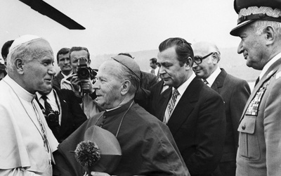 Hierarcha wielokrotnie gościł św. Jana Pawła II. Papież miał okazję zobaczyć wnętrze katowickiego kościoła katedralnego w czasie pielgrzymki do Polski w 1983 roku.