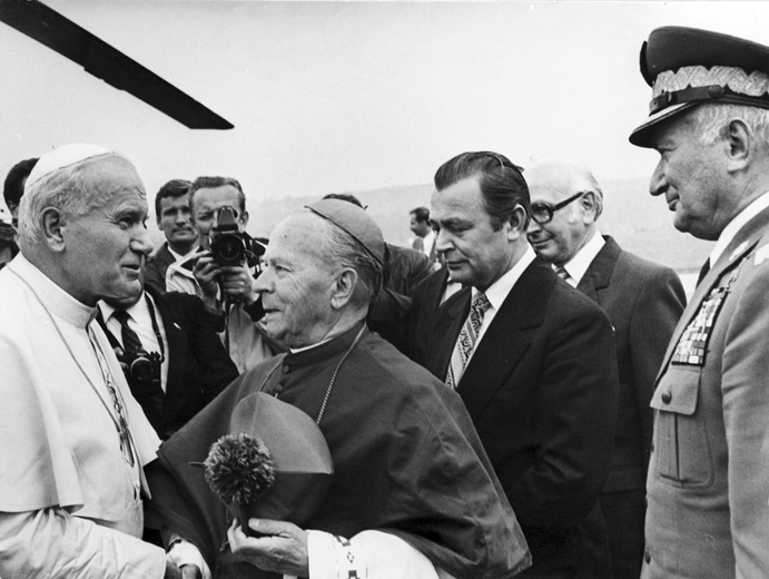 Hierarcha wielokrotnie gościł św. Jana Pawła II. Papież miał okazję zobaczyć wnętrze katowickiego kościoła katedralnego w czasie pielgrzymki do Polski w 1983 roku.
